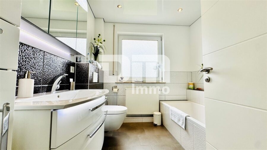 Hochwertig sanierte, ebenerdige Dreizimmerwohnung im EG mit Loggia + PKW-Stellplatz - Bad Wanne / Dusche